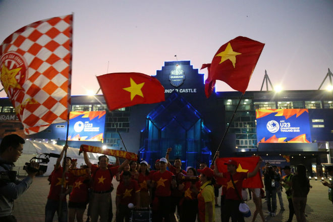 U23 Việt Nam so tài Jordan: Ngất ngây dàn fan nữ xinh khuấy động Buriram - 3