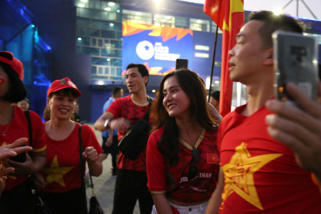 U23 Việt Nam so tài Jordan: Ngất ngây dàn fan nữ xinh khuấy động Buriram - 7