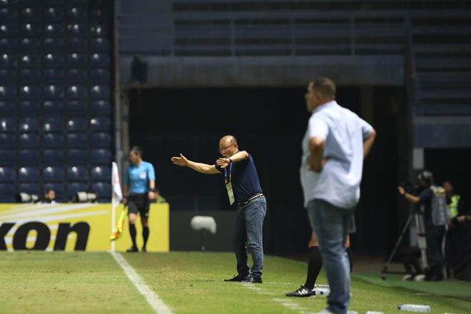 U23 Việt Nam va chạm nảy lửa U23 Jordan, thầy Park đứng ngồi không yên - 9