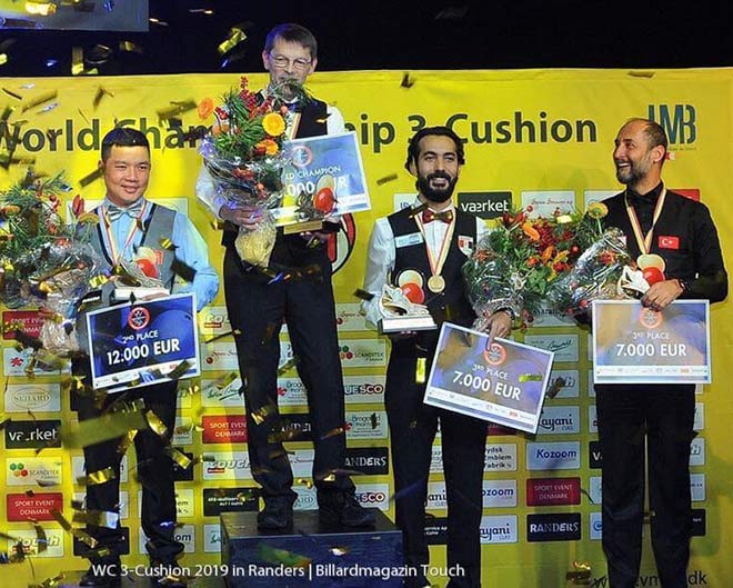 Anh Chiến (bìa trái) giành ngôi vị á quân World Championship lịch sử cho bi-a carom Việt Nam