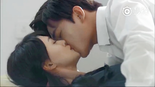 Trong "Yêu em từ cái nhìn đầu tiên", Trịnh Sảng và Dương Dương có vô số cảnh hôn ngọt ngào. Ấn tượng nhất phải kế tới cảnh mỹ nam hôn Trịnh Sảng trên nền nhà.
