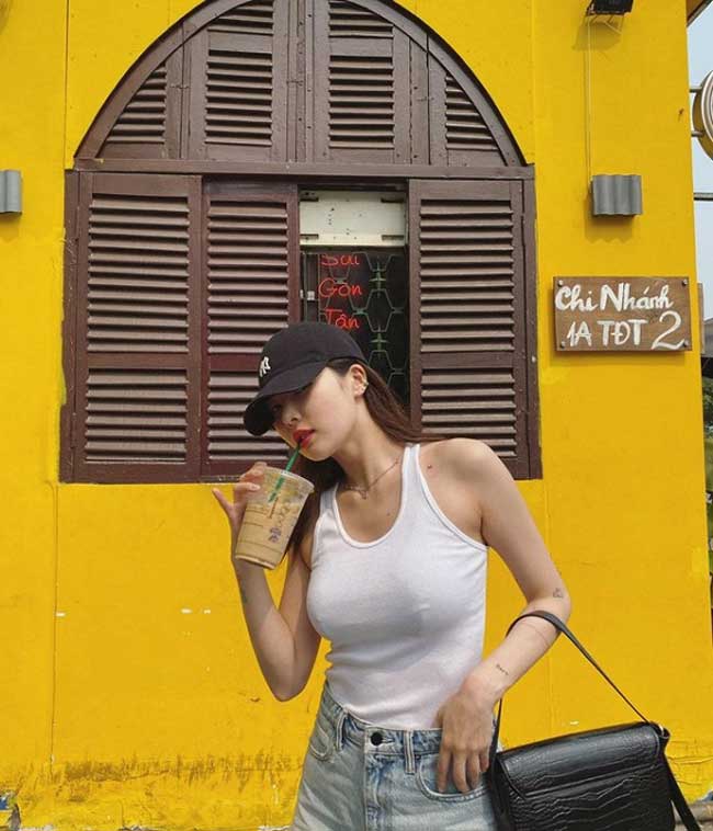 "Nữ hoàng sexy làng nhạc Hàn" gây chú ý với hình ảnh ăn vận giản dị vẫn quyến rũ khi dạo chơi ở Việt Nam.