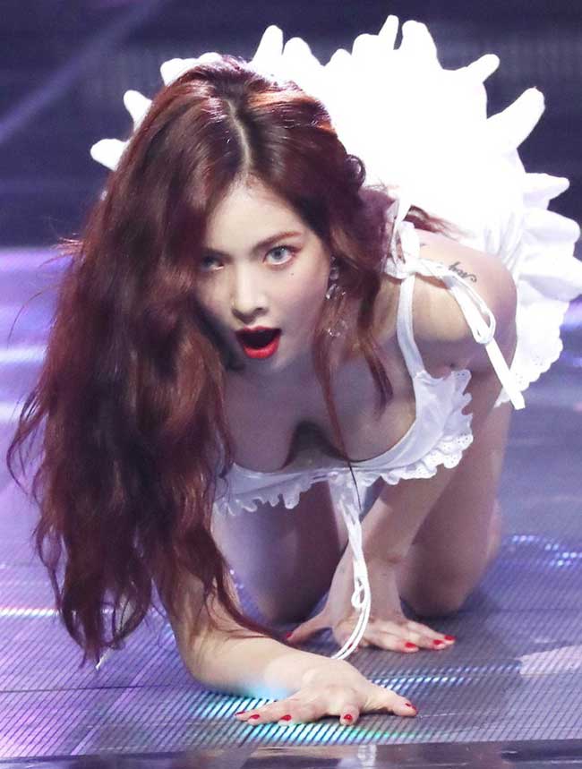 Nhiều trang phục trình diễn của Hyuna bị đánh giá là phản cảm khi cô khoe quá nhiều phần cơ thể trên sân khấu.