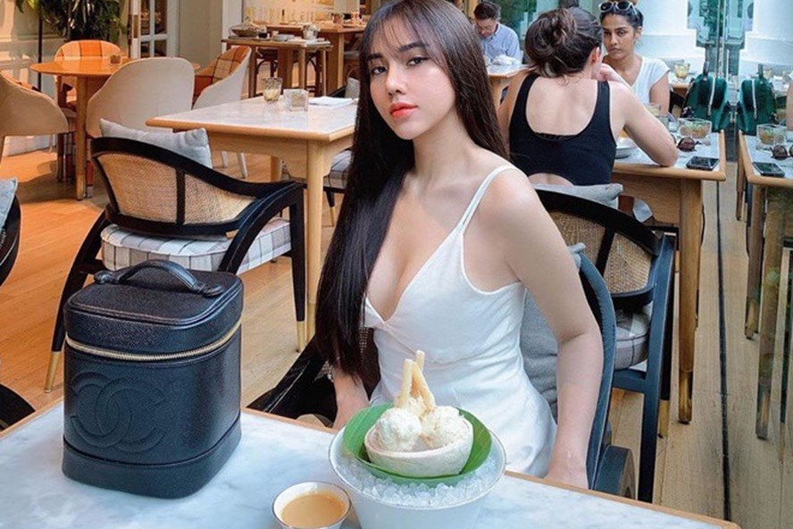 Nữ cổ động viên sexy &#34;gây sốt&#34; trên khán đài trận Việt Nam - Jordan là ai? - 7