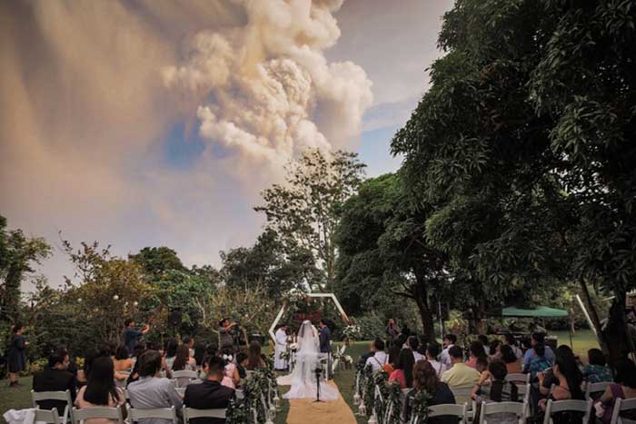 Hú hồn đám cưới cách núi lửa đang phun trào 20km - 1