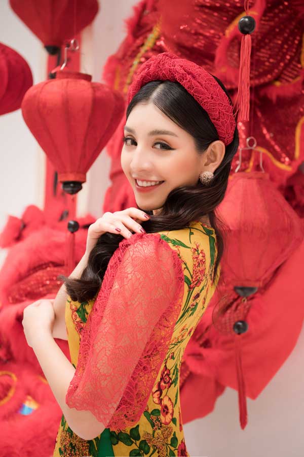 Chào đón năm Canh tý 2020, Top 10 Hoa hậu Việt Nam Lê Thanh Tú đã cùng ê kíp thực hiện bộ áo dài ngày xuân gửi tặng đến khán giả.