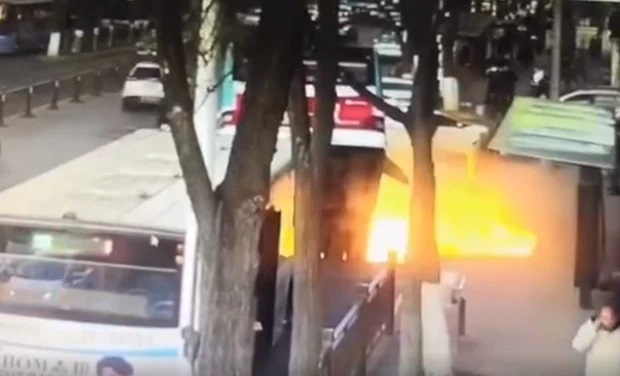 Chiếc xe bus số 17 phát nổ sau khi rơi xuống hố đen