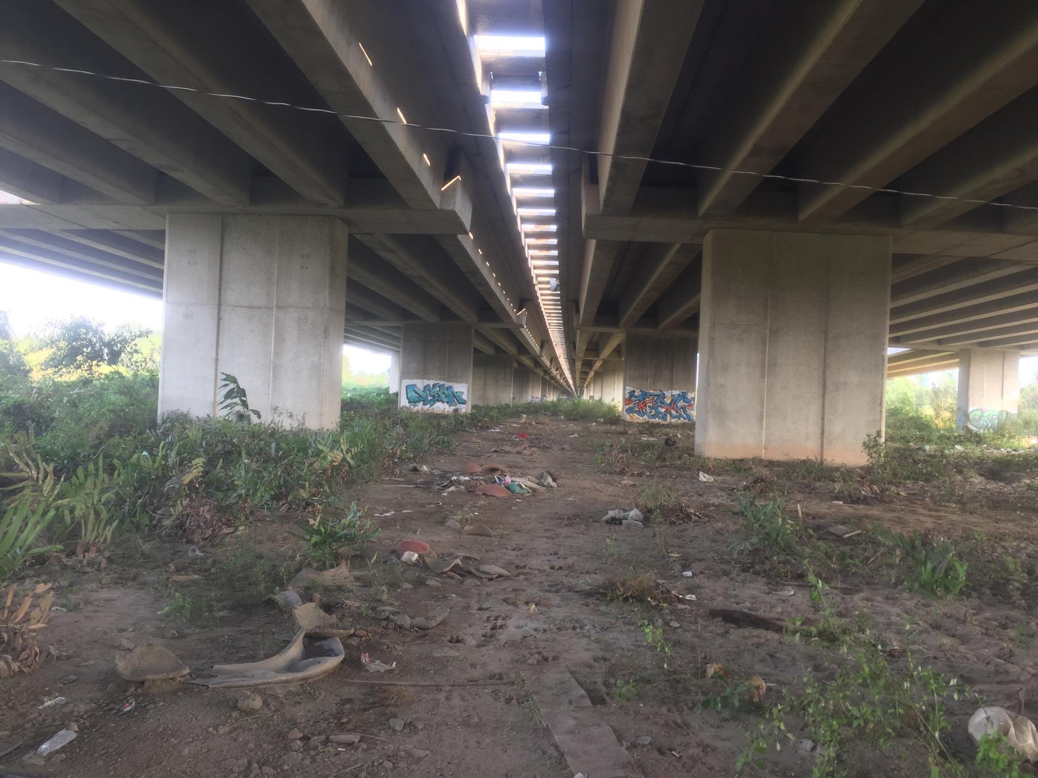 Khu vực gầm cầu đường cao tốc HLD nơi phát hiện thi thể nạn nhân