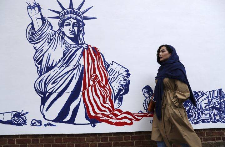 Tranh biếm họa tượng Nữ thần Tự do đặt bên ngoài trụ sở cũ của Đại sứ quán Mỹ ở thủ đô Tehran (Ảnh: AP)