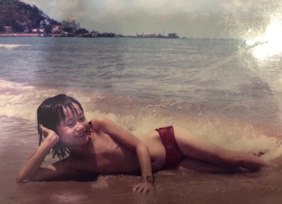 Hứa Minh Đạt "dìm hàng" Lâm Vỹ Dạ khi đăng tải bức ảnh "bán nude" ngày còn bé, tạo dáng chụp ảnh trên bãi biển.
