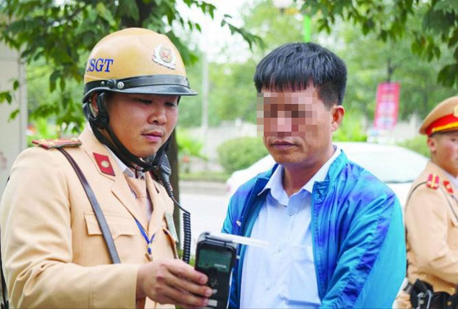 CSGT kiểm tra nồng độ cồn tại Hà Nội - Ảnh: Nguyễn Hoàn