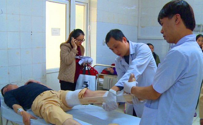 Anh Đỗ Xuân Thanh (cán bộ Phòng CSGT Công an tỉnh Thanh Hóa) bị thương, đang được điều trị tại Bệnh viện Đa khoa tỉnh Thanh Hóa