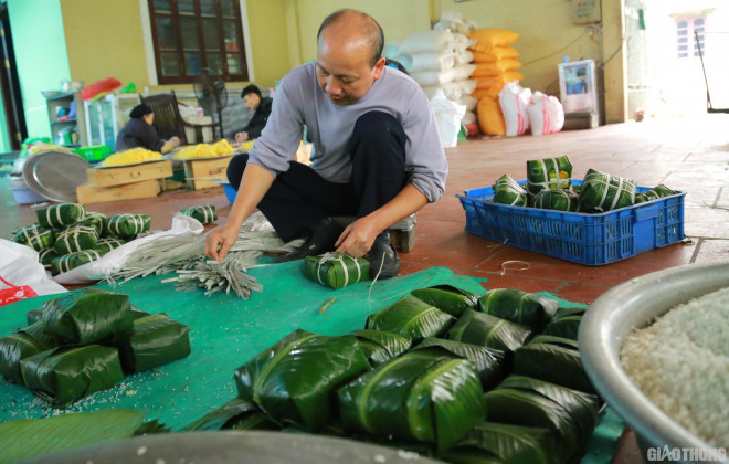 Tuy nhiên, giá thịt lợn tăng cao trong thời gian vừa qua cũng khiến các gia đình tại làng nghề bánh chưng Tranh Khúc không khỏi lo lắng với bài toán tăng giá bánh sao cho hợp lý. Ông Nguyễn Duy Thắng, chủ cơ sở sản xuất Thắng Trang cho biết, lượng đơn đặt bánh trước Tết đã giảm đi nhiều so với mọi năm. Trong khi, cao điểm trong dịp này, gia đình ông có thể gói từ 500-1000 chiếc bánh/ngày.