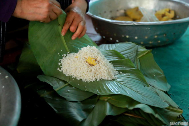 Người Tranh Khúc gói bánh đã thành "nghệ nhân", không cần dùng khuôn mà bánh luôn chắc nịch, vuông thành sắc cạnh. Để gói xong một chiếc bánh chưng chỉ mất chưa đầy một phút, không tính công gấp lá làm nhân trước đó.