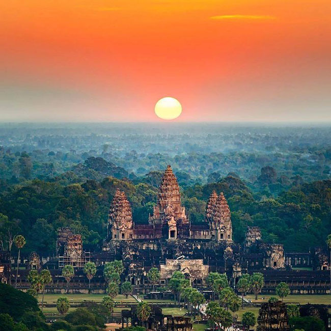 Angkor Wat, Campuchia: Angkor Wat là một trong những điểm du lịch nổi tiếng nhất ở Campuchia, đây là một ngôi đền vàng tuyệt đẹp phủ đầy dây leo và bao quanh là cây cối. Đây cũng là di sản thế giới của UNESCO.
