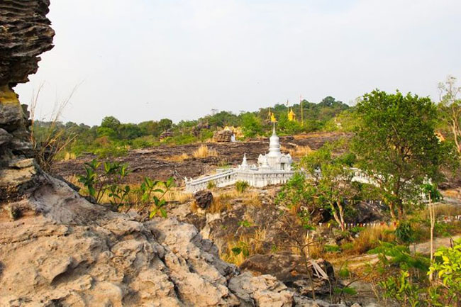 Phnom Kulen, Campuchia: Có rất nhiều điểm thu hút khách du lịch ở dưới chân Núi Kulen, tuy nhiên, trên đỉnh núi mới đáng để bạn đến thăm nhất. Nơi này hầu như không bị ảnh hưởng bởi khách du lịch và có những ngôi đền không tên tuyệt đẹp.  
