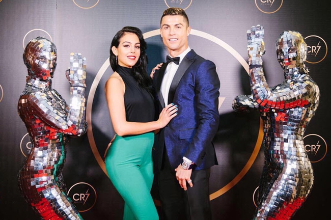 Đứng ở vị trí dẫn đầu là Georgina Rodriguez - bạn gái tiền đạo Cristiano Ronaldo (ĐT Bồ Đào Nha), cô cũng là một siêu mẫu nóng bỏng bậc nhất Tây Ban Nha.