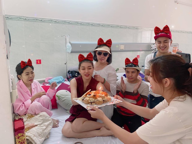 Nữ diễn viên Mai Phương đón sinh nhật trong bệnh viện cùng bạn bè