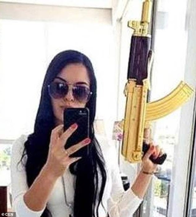 Nữ sát thủ chụp hình với khẩu súng AK mạn vàng.