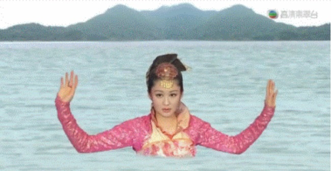 Cảnh tiên cá biến hình trong "Vô song phổ" của đài TVB được nhận xét có phong cách chẳng khác gì thời "Tây Du Ký" (1986). Xem phân cảnh này, khán giả không biết nên gọi Lý Ngư Tinh là tiên cá hay yêu quái nữa?