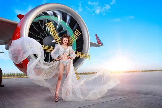 Các hãng hàng không ngày càng "chơi lớn" khi mời nhiều tên tuổi hoa hậu, người mẫu nổi tiếng.