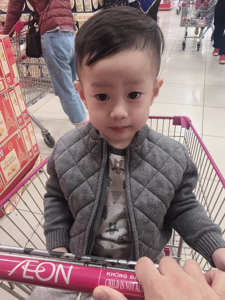 Việt Anh chia sẻ hình ảnh con trai Đậu Đậu đi siêu thị cùng bố.
