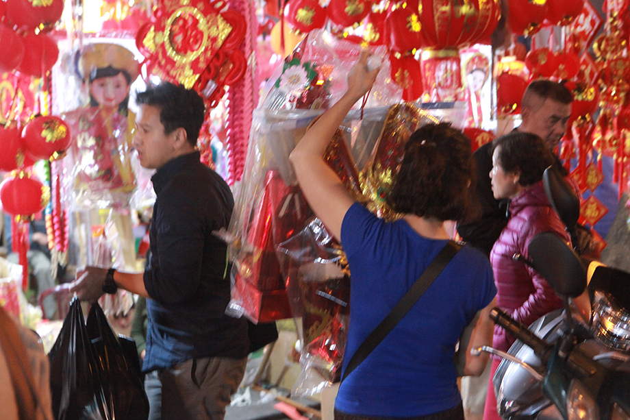 Những tiểu thương ở đây cho biết, cận ngày ông Công ông Táo, mặt hàng bán chạy nhất là đồ cúng như mũ áo, tiền polymer âm phủ và tiền bạc âm phủ.