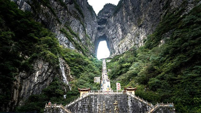 Núi Tiamen, Trung Quốc: Ngọn núi huyền bí này, nằm trong Công viên Quốc gia Núi Tianmen, là nơi có một hang động khổng lồ còn được gọi là Cổng vào Thiên đường. Du khách phải vượt qua 1000 bước để lên đến đỉnh núi.
