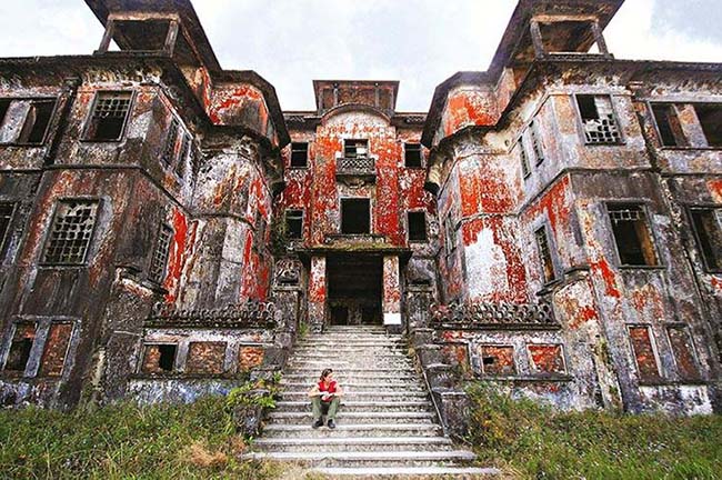 Đồi Bokor, Campuchia: Nằm ở Kampot, đồi Bokor Hill là nơi có một thành phố bị bỏ hoang từng là một chiến trường lớn. Bạn có thể khám phá nhà thờ, đền thờ và cung điện hoang vắng hoàn toàn, nhưng vẫn đứng sừng sững.
