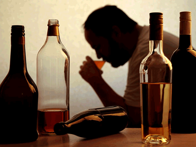 2. Rượu: Các nghiên cứu đã liên kết lạm dụng rượu mãn tính với vô sinh. Uống rượu thường xuyên có thể gây ra bất lực và ảnh hưởng đến chất lượng tinh trùng vì chất cồn ngăn cơ thể hấp thụ kẽm, một trong những khoáng chất quan trọng nhất trong sự hình thành tinh trùng.
