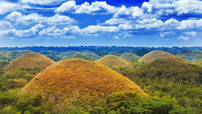 Đồi Chocolate, Philippines: Đồi sô cô la là một điểm thu hút khách du lịch rất nổi tiếng ở Bohol, điều bí ẩn là những ngọn đồi có hình dạng bất thường đã trở thành một cảnh quan rất độc đáo trên hòn đảo.
