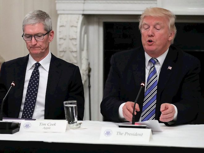 Tổng thống Mỹ Donald Trump và CEO Apple Tim Cook. Ảnh: Internet