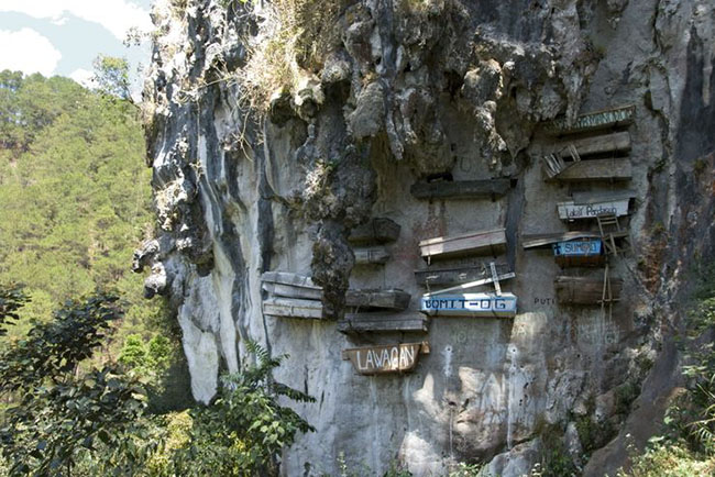Hangging Coffin, Philippines: Nằm ở thị trấn Sagada quyến rũ nơi đây chính xác là một địa điểm khá rùng rợn với những chiếc quan tài treo lủng lẳng trên một vách đá.
