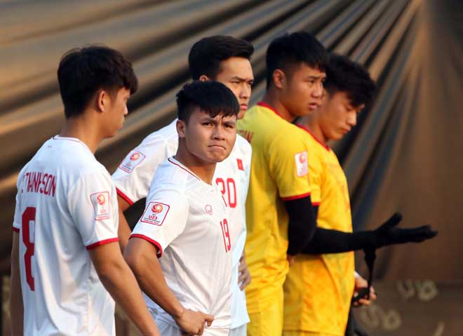 Chiều 15/1, do bị tắc đường nên U23 Việt Nam đến sân tập ở Bangkok chuẩn bị cho trận đấu với U23 Triều Tiên muộn hơn dự kiến (17h)