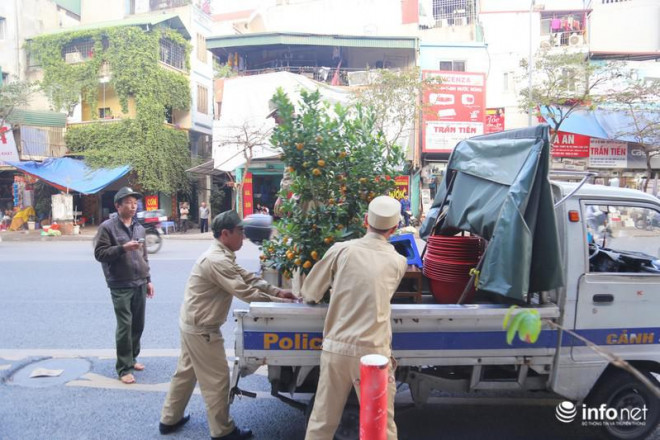 Được biết, chợ hoa tự phát phía dưới nhà ga Cát Linh này thuộc địa bàn quản lý của 2 phường Cát Linh và Ô Chợ Dừa.