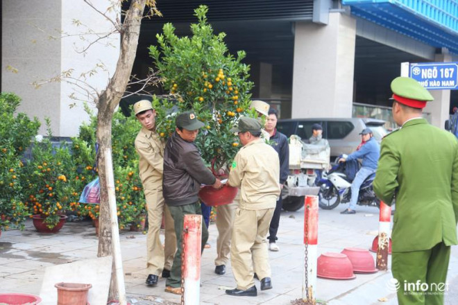 Sáng nay 16/1/2020 (tức 22 tháng Chạp), Công an phường Cát Linh đã phải có mặt để giải tỏa chợ tạm phát sinh này. Tuy nhiên, việc xử lý chẳng khác nào "bắt cóc bỏ đĩa".