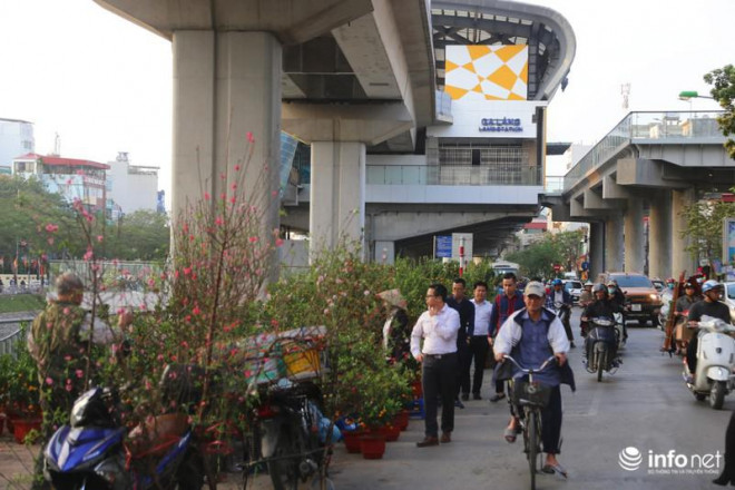 Không chỉ ga Cát Linh, tình trạng tương tự cũng xảy ra tại ga Láng (phường Thịnh Quang, Đống Đa, Hà Nội).