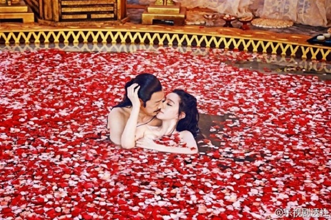 Võ Mỵ Nương Phạm Băng Băng để lộ vai trần trắng nõn đắm đuối âu yếm bạn diễn Trương Phong Nghị (vai Lý Thế Dân) trong bồn rắc đầy cánh hoa hồng. 