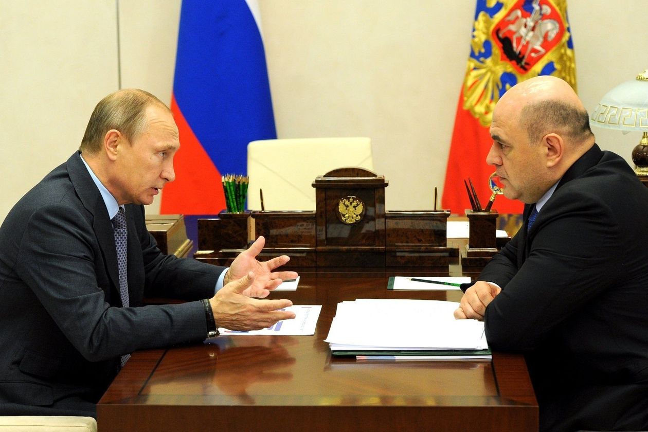 Ông Mikhail Mishustin (phải), cục trưởng Cục thuế Liên bang Nga, là nhân vật được ông Putin đề cử vào vị trí Thủ tướng Nga