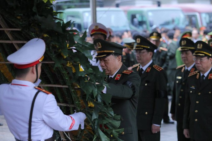 Thủ tướng Nguyễn Xuân Phúc viếng 3 liệt sĩ công an hy sinh tại xã Đồng Tâm - 7