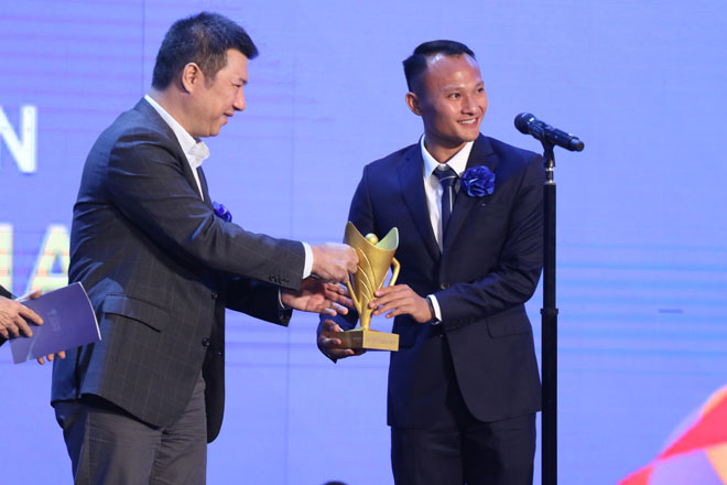 Trọng Hoàng thay mặt đội U22 Việt Nam nhận giải "Đội tuyển của năm"