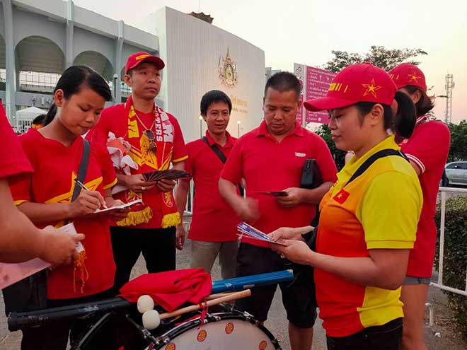 Không khí nóng bỏng U23 Việt Nam đấu U23 Triều Tiên: Fan Việt phủ sắc đỏ - 9