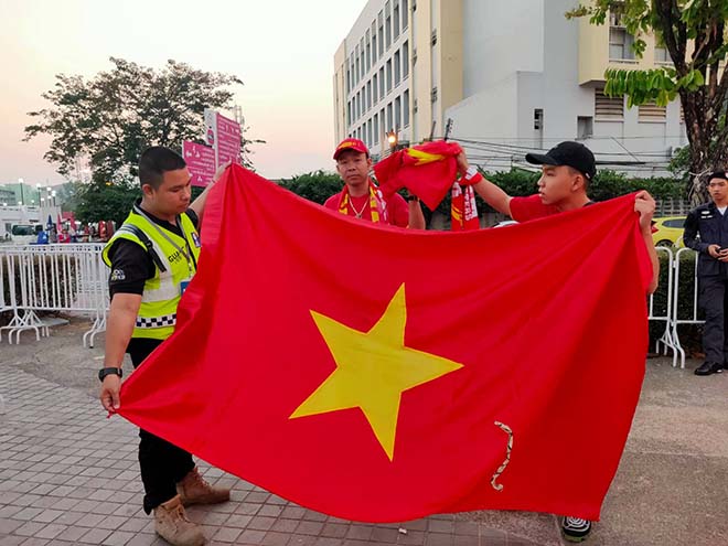 Không khí nóng bỏng U23 Việt Nam đấu U23 Triều Tiên: Fan Việt phủ sắc đỏ - 10