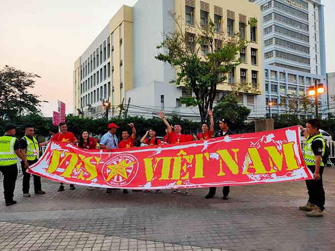 Không khí nóng bỏng U23 Việt Nam đấu U23 Triều Tiên: Fan Việt phủ sắc đỏ - 11