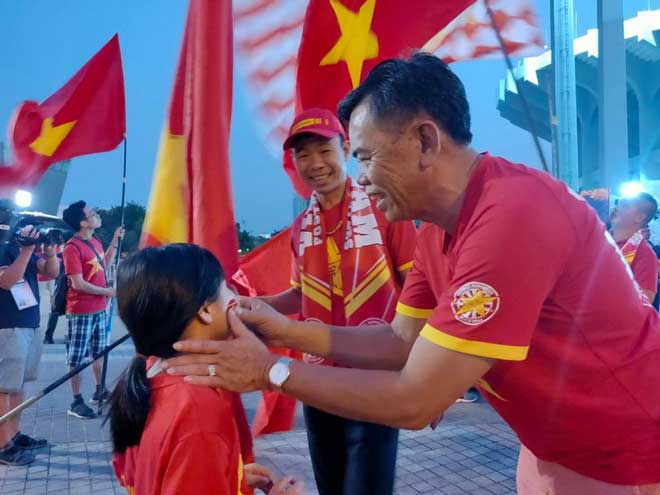 Không khí nóng bỏng U23 Việt Nam đấu U23 Triều Tiên: Fan Việt phủ sắc đỏ - 6