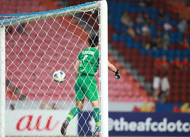 U23 Việt Nam thủng lưới đáng tiếc: Tiến Dũng đấm trượt, U23 Triều Tiên có bàn gỡ - 1