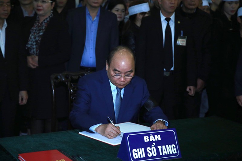 Thủ tướng Chính phủ Nguyễn Xuân Phúc ghi sổ tang. Ảnh: CAND