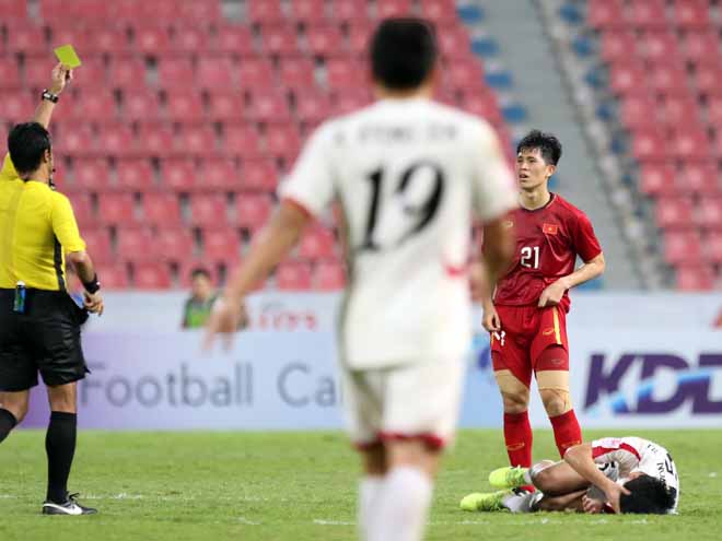 Cuối trận, Đình Trọng phải nhận thẻ vàng thứ hai sau pha phạm lỗi với cầu thủ U23 Triều Tiên