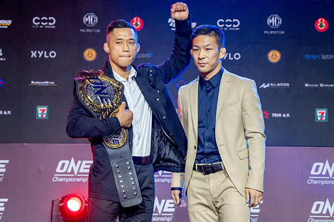 Nhà vô địch Martin Nguyễn (trái)&nbsp;tuyên bố muốn đấu với Thanh Lê ngay lập tức