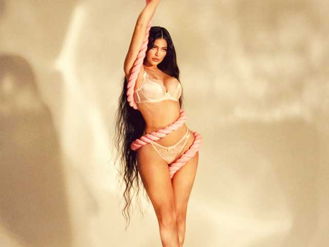 Bộ ảnh thời trang đầu năm gây chú ý của nhà Kardashian